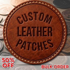 Puede incluir: Un parche redondo de cuero marrón con las palabras "CUSTOM LEATHER PATCHES" en relieve en el centro. El parche tiene un borde cosido. También se ve el texto "50% OFF" y "BULK ORDER".