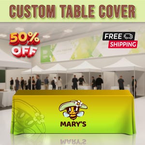 Può includere: Una tovaglia personalizzata con un design sfumato giallo e verde. La tovaglia presenta un'ape dei cartoni animati con un cappello con un fiore e la scritta "MARY'S". Sono visibili anche le parole "CUSTOM TABLE COVER" e "50% OFF".