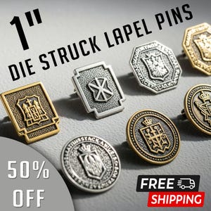 Op de afbeelding: Een verzameling van 2,5 cm die-struck reversspelden in goud- en zilverkleuren. De spelden tonen gedetailleerde wapenschilden en emblemen. De afbeelding bevat de tekst "50% OFF".