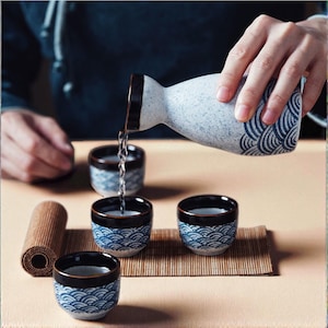 Handgemachtes Blue Wave Sake Set: Japanische Keramik Flasche & Tassen
