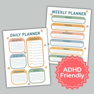 Puede incluir: Dos páginas de planificador coloridas. Una es un planificador diario con secciones para prioridades, horario, lista de tareas, recordatorios y notas. La otra es un planificador semanal. Ambas tienen acentos de estrellas y el texto "ADHD Friendly".