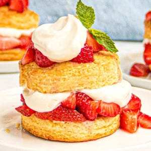 Erdbeer-Shortcake Rezept PDF - Klassisches Sommerdessert zum Ausdrucken, Hausgemachte Keks-Shortcakes, frische Erdbeeren, Sofort-Download-Rezept