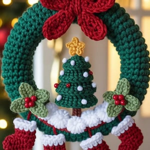 Może przedstawiać: Ręcznie robiony wieniec bożonarodzeniowy na szydełku z zieloną podstawą, czerwoną kokardą i świątecznymi dekoracjami. Wieniec zawiera małą choinkę, liście ostrokrzewu oraz czerwono-białe pończochy. Urocza dekoracja świąteczna.