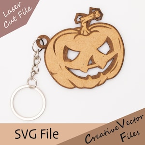 Puede incluir: Un llavero de madera con forma de calabaza con una cara de linterna tallada. El llavero es de madera marrón claro y tiene una cadena y un llavero de metal plateado. La imagen también incluye el texto "Laser Cut File" y "SVG File".