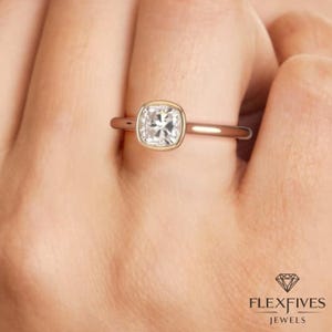 Anillo de compromiso de 1,50 ct con corte cojín, cultivado en laboratorio y engastado en bisel. Anillo de corte cojín, alargado.