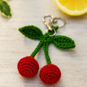 Gepersonaliseerde gehaakte kers sleutelhanger | Handgemaakte amigurumi kers sleutelhanger met karabijnhaak, cadeau-idee, naamketting