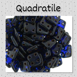 以下が含まれることがあります： 濃い青色のガラス製のタイルが積み重なっている様子のクローズアップ。タイルはそれぞれ4つの穴が開いており、ランダムなパターンで配置されています。タイルはわずかに虹色に光る仕上げになっています。