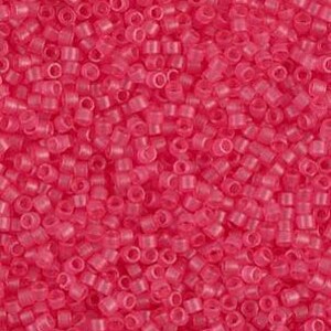 Puede incluir: Primer plano de un montón de pequeñas cuentas cilíndricas de color rosa intenso translúcido. Las cuentas están distribuidas uniformemente, creando una superficie texturizada. Estas cuentas se utilizan habitualmente para la fabricación de joyas y manualidades.