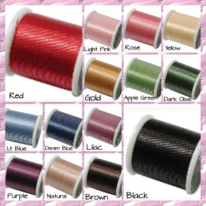 Pode incluir: Uma coleção de carretéis de fio em várias cores, incluindo vermelho, dourado, rosa claro, rosa, amarelo, verde maçã, verde oliva escuro, azul claro, azul jeans, lilás, roxo, natural, marrom e preto.