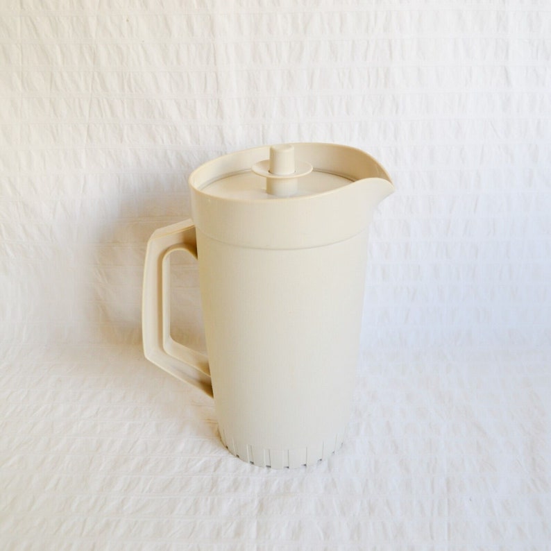 Vintage Tupperware 874-2 Vacuum Sealed Lidded Jug Pitcher Cream Coloured image 3