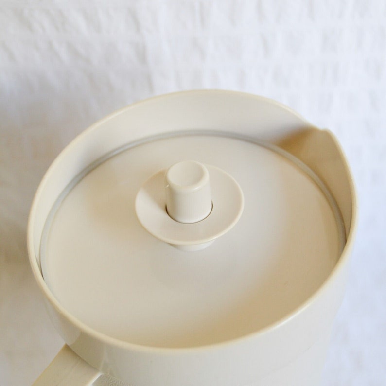 Vintage Tupperware 874-2 Vacuum Sealed Lidded Jug Pitcher Cream Coloured image 4