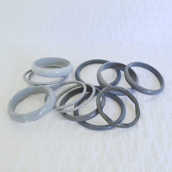 Pulseras de plástico vintage de los años 80, monocromáticas, neutras, en escala de grises (12 unidades)