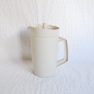 Vintage Tupperware 874-2 Vacuum Sealed Lidded Jug Pitcher Cream Coloured image 1