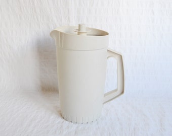 Vintage Tupperware 874-2 Vacuum Sealed Lidded Jug Pitcher Cream Coloured