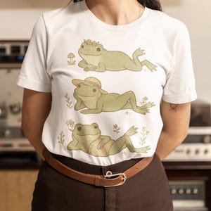 T-shirt grenouille cottagecore, t-shirt grenouille relaxant, chemise grenouille esthétique, t-shirt animal mignon, cadeau pour amateur de jardin, t-shirt grenouille botanique, cadeau pour elle