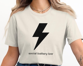 Camiseta "Bateria Social Baixa", Presente para Introvertidos, Camiseta com Estampa Divertida, Camiseta Sarcástica, Camiseta para Recarregar as Energias, Camiseta Antissocial
