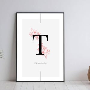 Impressão digital personalizada com iniciais/letras, incluindo data de nascimento e detalhes de uma pequena flor de hibisco. A1/A2/A3/A4.
