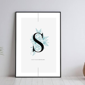 Impressão digital personalizada com iniciais/letras, incluindo data de nascimento e detalhes de uma pequena flor de peônia. A1/A2/A3/A4.
