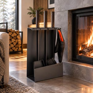 Puede incluir: Un juego de herramientas para chimenea de metal negro mate que incluye un soporte con bandeja base, tres herramientas verticales con mangos de madera oscura y un guante negro resistente al calor con forro interior naranja brillante. La palabra SAVEN está impresa al frente.