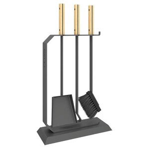 Pode incluir: Um conjunto de ferramentas para lareira cinza escuro com um suporte. O conjunto inclui uma pá, uma escova e um atiçador. As alças são feitas de madeira clara. As ferramentas são projetadas para serem armazenadas no suporte.