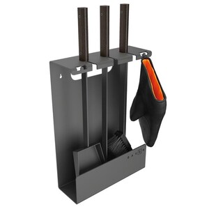 Könnte beinhalten: Ein dunkelgraues Kaminwerkzeug-Set mit Ständer, mit Schürhaken, Schaufel und Bürste. Die Werkzeuge haben dunkle Holzgriffe. Ein schwarzer Handschuh mit orangefarbenem Innenfutter hängt an der Seite. Das Wort "SAVEN" ist auf dem Ständer aufgedruckt.