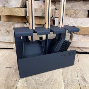 Könnte beinhalten: Ein schwarzes Kaminwerkzeug-Set mit Ständer. Das Set enthält eine Bürste, eine Schaufel und einen Schürhaken mit Holzgriffen und schwarzen Akzenten. Das Wort "SAVEN" ist auf der Vorderseite des Ständers aufgedruckt.