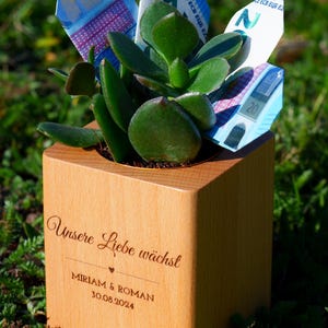 Hochzeit Geldgeschenk personalisiert mit Gravur, Geschenk Jahrestag, Holzblumentopf als Hochzeitsgeschenk mit Namen, Standesamt Geschenk