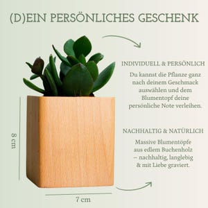 May include: A small, square wooden planter box, 7 cm wide and 8 cm tall, holding a green succulent plant. The text "(D)EIN PERS&Ouml;NLICHES GESCHENK" is at the top. The text on the right side describes the planter as sustainable and natural.