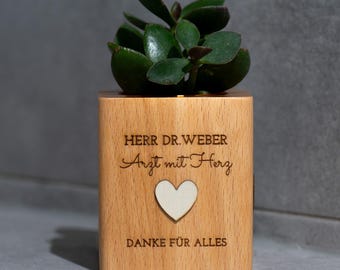 Personalisiertes Geschenk Arzt Ärztin, Danke Geschenk Ärztin mit Herz, persönliches Geschenk, Gravierter Pflanzentopf Buchenholz, Deko
