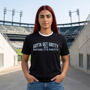 Camiseta "Gotta Get Gritty Before It's Pretty", camiseta de fútbol americano Detroit 313, camiseta de fútbol americano para domingo, camiseta para fiestas previas al partido, camiseta vintage de fútbol americano de Detroit.
