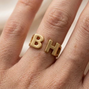 Dubbele initiaalring, aangepaste ring met twee letters, gepersonaliseerde eerste ring, instructiering blokletter, eerste aandenken ring paar cadeau
