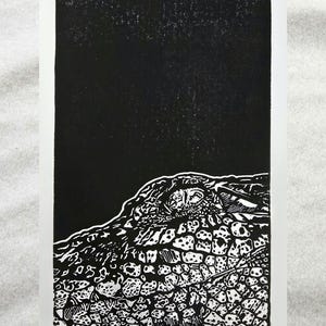 Beneath the Surface – Detailed Hand-Printed Crocodile Linoprint | Black & White Art Print