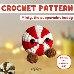 Puede incluir: Un patrón de crochet para "Minty, el amigo de menta". La imagen muestra un caramelo de menta de peluche con rayas rojas y blancas, ojos negros y pies marrones. Se muestra el texto "CROCHET PATTERN" y "DIGITAL PDF PATTERN ONLY".