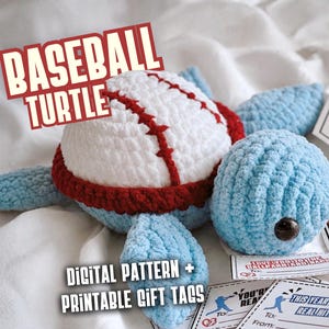 Könnte beinhalten: Eine gehäkelte Schildkröte mit weißem Panzer und roten Nähten im Baseball-Stil. Die Schildkröte hat hellblaue Gliedmaßen und einen Kopf mit schwarzen Augen. Der Text lautet BASEBALL TURTLE, DIGITAL PATTERN + PRINTABLE GIFT TAGS, BASEBALL IS MY FAVORITE SEASON und THIS YEAR WAS A REAL HIT.