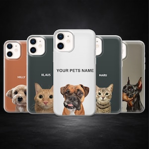 Op de afbeelding: Een verzameling gepersonaliseerde telefoonhoesjes met huisdierportretten. Elk hoesje toont een ander huisdier, waaronder een hond en een kat, met de naam van het huisdier of de tekst "YOUR PETS NAME" erop gedrukt. De hoesjes zijn in verschillende kleuren.