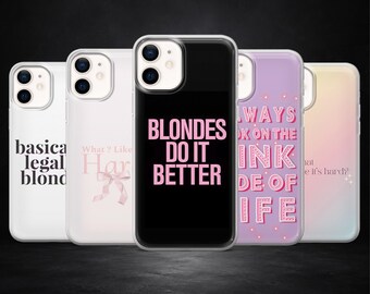 Pode incluir: Uma coleção de cinco capas de telemóvel com vários designs e texto. Uma capa tem o texto "BLONDES DO IT BETTER" em rosa sobre um fundo preto. Outras capas apresentam frases como "basica legal blond" e "WAYS KON THE INK DE OF IFE".