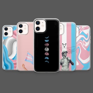 Könnte beinhalten: Eine Auswahl an Handyhüllen mit verschiedenen Designs. Eine Hülle hat einen schwarzen Hintergrund mit einem Mondphasen-Design. Andere Hüllen zeigen eine Transgender-Flagge, eine Statue und ein rosa-blaues Wirbelmuster.