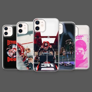Op de afbeelding: Een verzameling van vijf iPhone-hoesjes met racethema's. De hoesjes tonen afbeeldingen van raceauto's, coureurs en gerelateerde graphics. De hoesjes zijn in verschillende kleuren, waaronder zwart, wit en roze, en zijn ontworpen voor een iPhone.