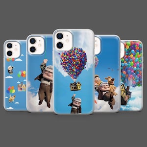 Può includere: Cinque custodie per telefono con illustrazioni del film "Up". I disegni raffigurano personaggi e scene, tra cui una casa che fluttua con palloncini contro un cielo blu. Le custodie sono progettate per uno smartphone.