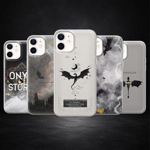 Könnte beinhalten: Eine Auswahl an Handyhüllen mit Drachenmotiven. Die Hüllen zeigen verschiedene Illustrationen, darunter Drachen, Text und Himmelselemente in Schwarz und Weiß. Die Hüllen sind für ein Smartphone konzipiert.