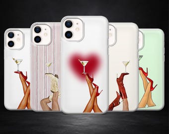Puede incluir: Una colección de fundas para teléfonos con ilustraciones de piernas con tacones rojos sujetando copas de martini. Las fundas tienen diferentes fondos, incluyendo un corazón rojo, rayas verticales y colores lisos. Las fundas están diseñadas para un smartphone.