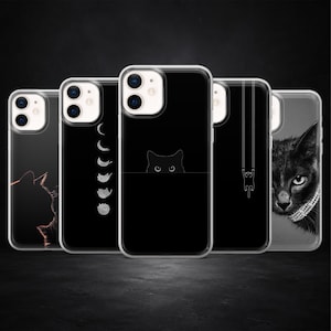 Könnte beinhalten: Eine Sammlung von fünf Handyhüllen mit Designs von schwarzen Katzen. Die Hüllen zeigen verschiedene Katzenmotive, darunter Silhouetten, Mondphasen und eine Katze, die über eine Linie schaut. Die Hüllen sind in transparenten Schutzhüllen.