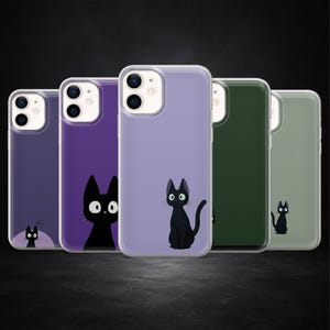 以下が含まれることがあります： 様々な色の携帯電話ケースのコレクション。それぞれに黒猫のイラストが描かれています。ケースは紫、緑、ラベンダーの色合いで、黒猫は様々なポーズをとっています。ケースは透明で保護的な外層を持っています。