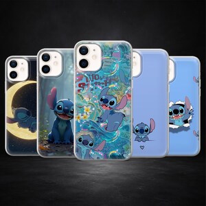Puede incluir: Cinco fundas para teléfono con el personaje Stitch de la película Lilo & Stitch. Las fundas muestran a Stitch en varias poses, con fondos que incluyen una luna, un bosque y escenas tropicales. Las fundas son transparentes y coloridas.
