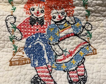1.a.0.0.0.0.4 Vtg Raggedy Ann & Andy Baby Quilt Hand Embroidered Cross Stitch