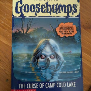 Chair de poule 56 La malédiction du camp de Cold Lake R.L. Stine 1er 1997 AVEC DES CARTES