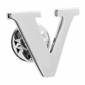 Peut inclure: Épinglette en argent en forme de lettre V avec un fermoir de sécurité au dos.