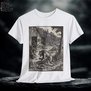 Puede incluir: Camiseta blanca con una ilustración en blanco y negro que representa a un hombre lobo atacando a personas cerca de un edificio. La imagen tiene un estilo vintage, de grabado en madera. La camiseta tiene el logo "W.YRM & WICK" en la esquina superior izquierda.