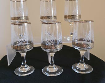 6 Glass gold and white printed sherry / port / liqueur glasses