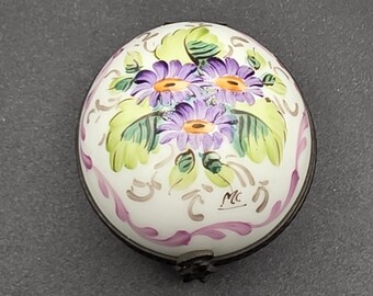 Rare Small Rounded Limoges Trinket Pot with Geisha holding a Wagasa Clasp